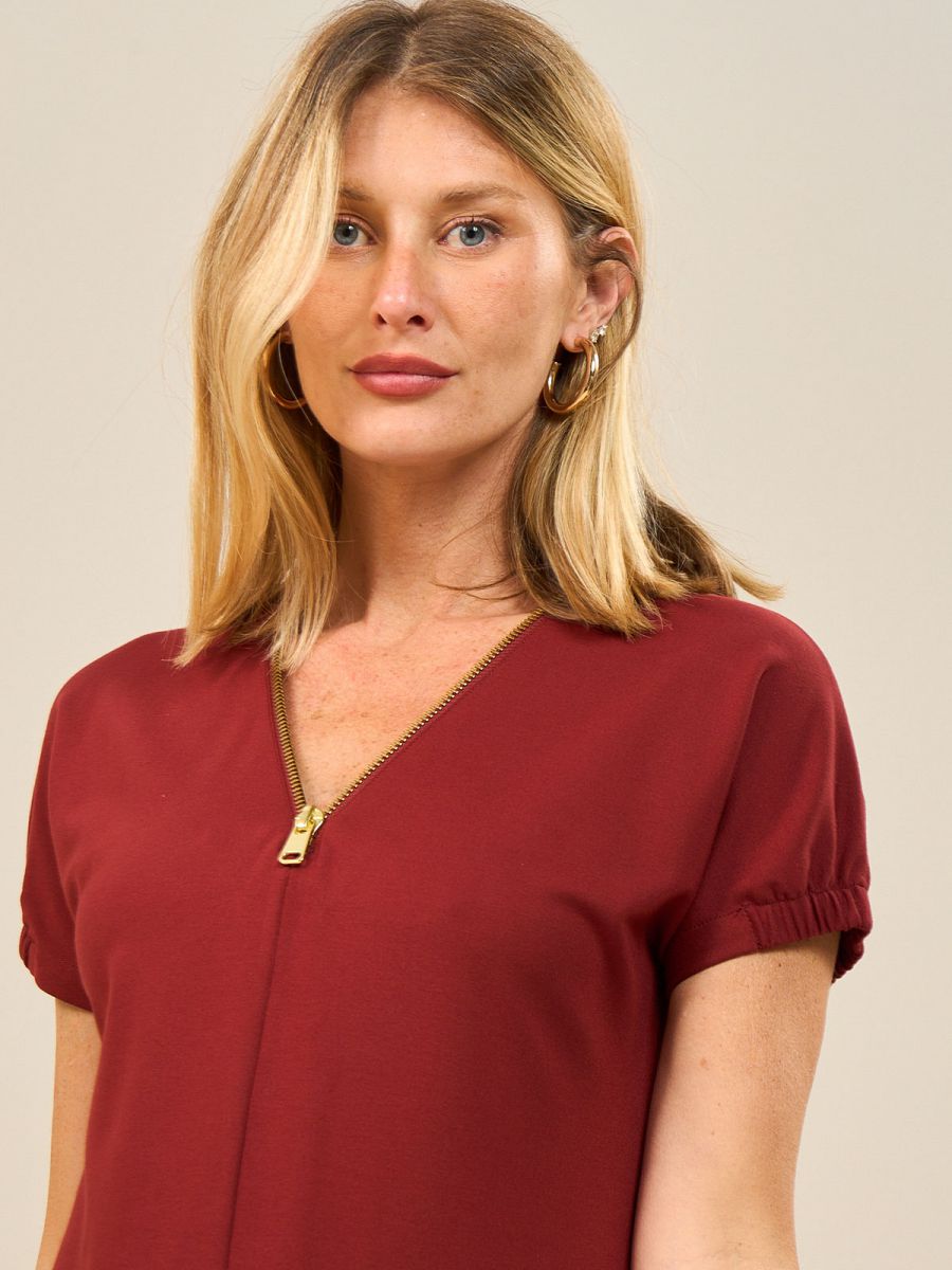 שמלה קצרה עם מחשוף וי