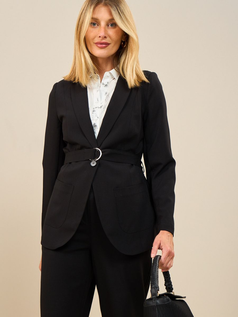 ג’קט צווארון של עם חגורה