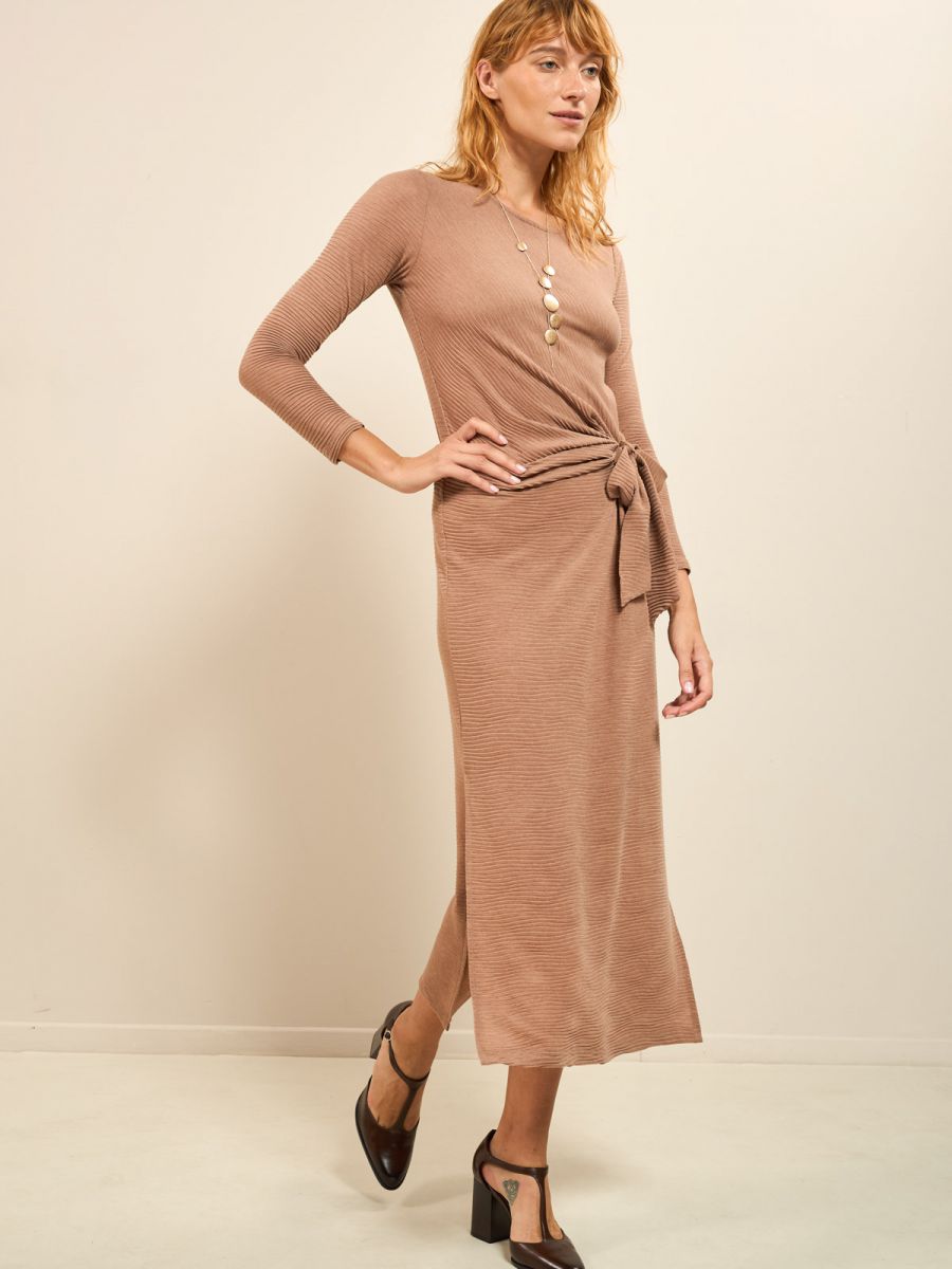 שמלת מקסי קשירה במותן