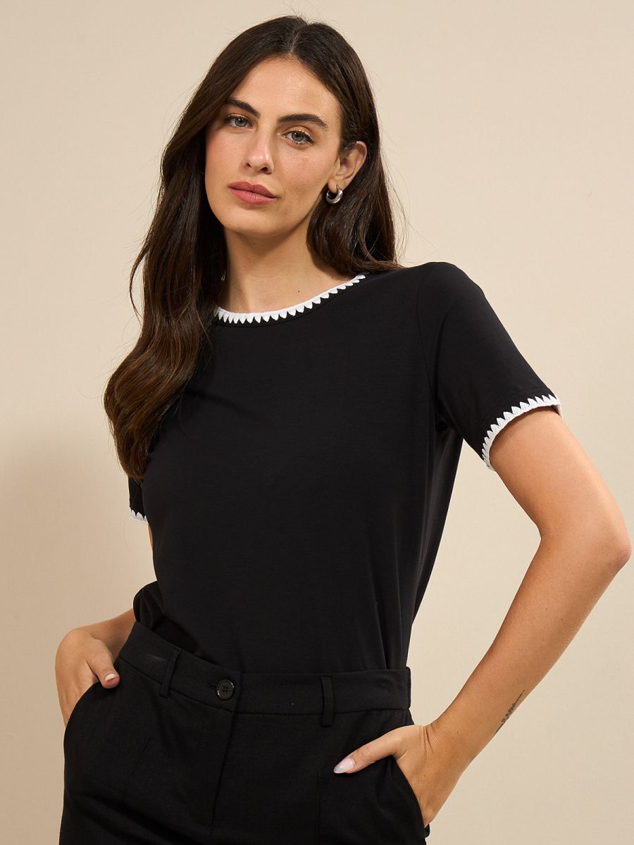 טישרט עם סיומת רקומה