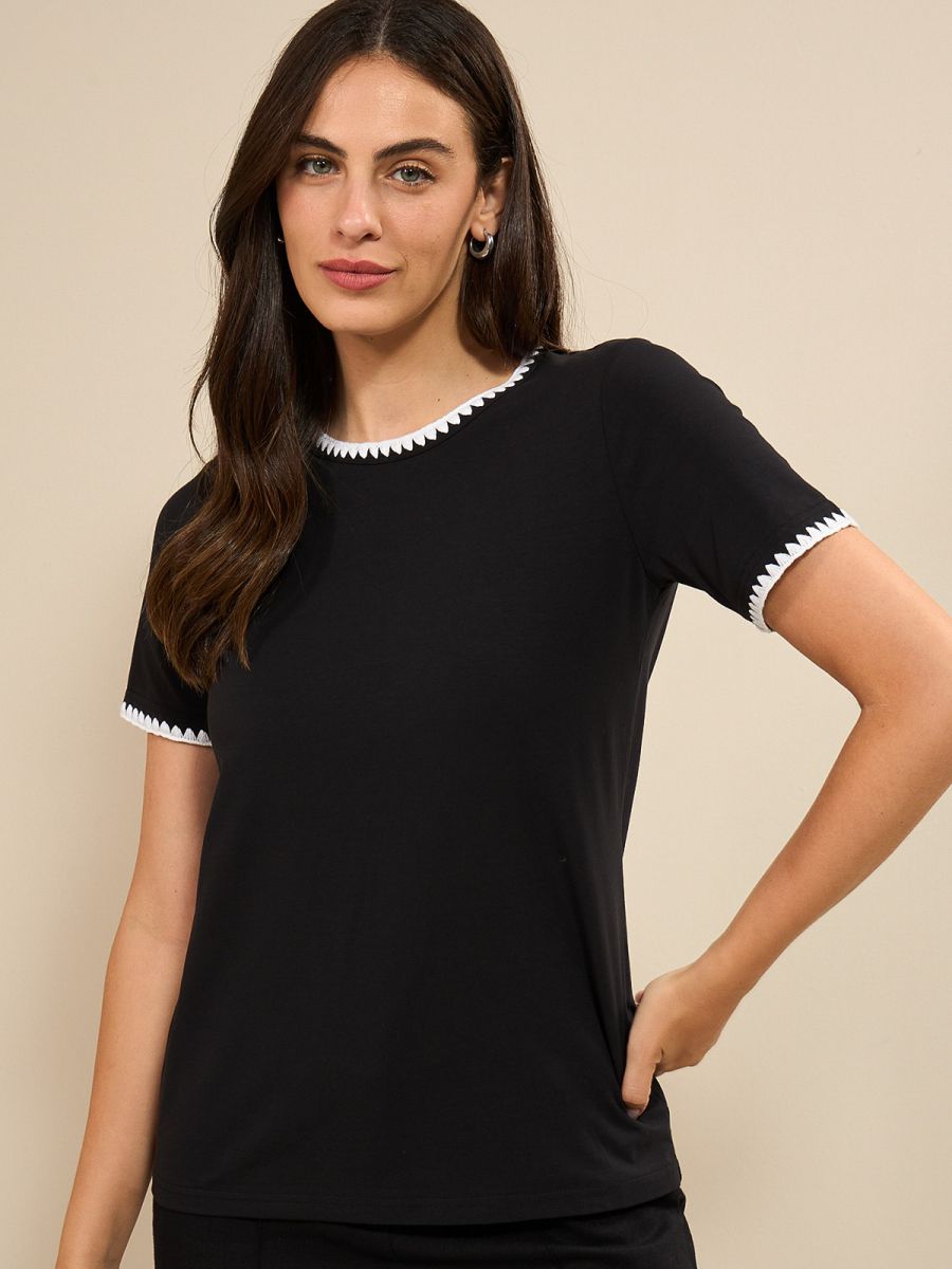 טישרט עם סיומת רקומה