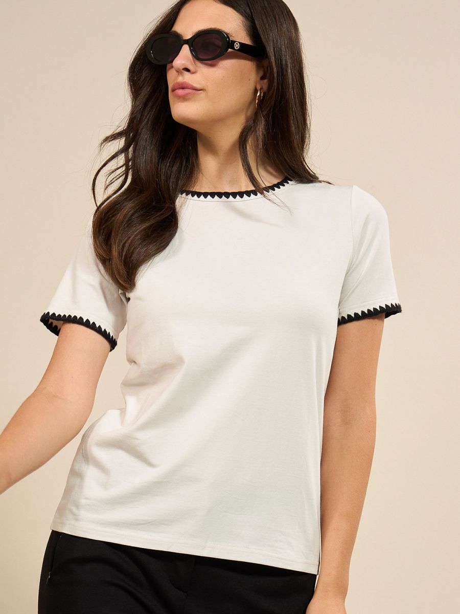 טישרט עם סיומת רקומה