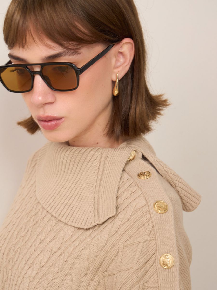 סריג עם צוארון גוף וכפתור