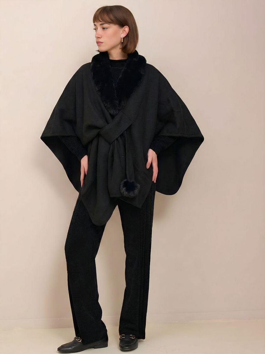 שכמיית פרווה ופונפון