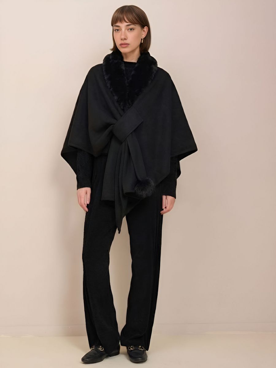 שכמיית פרווה ופונפון