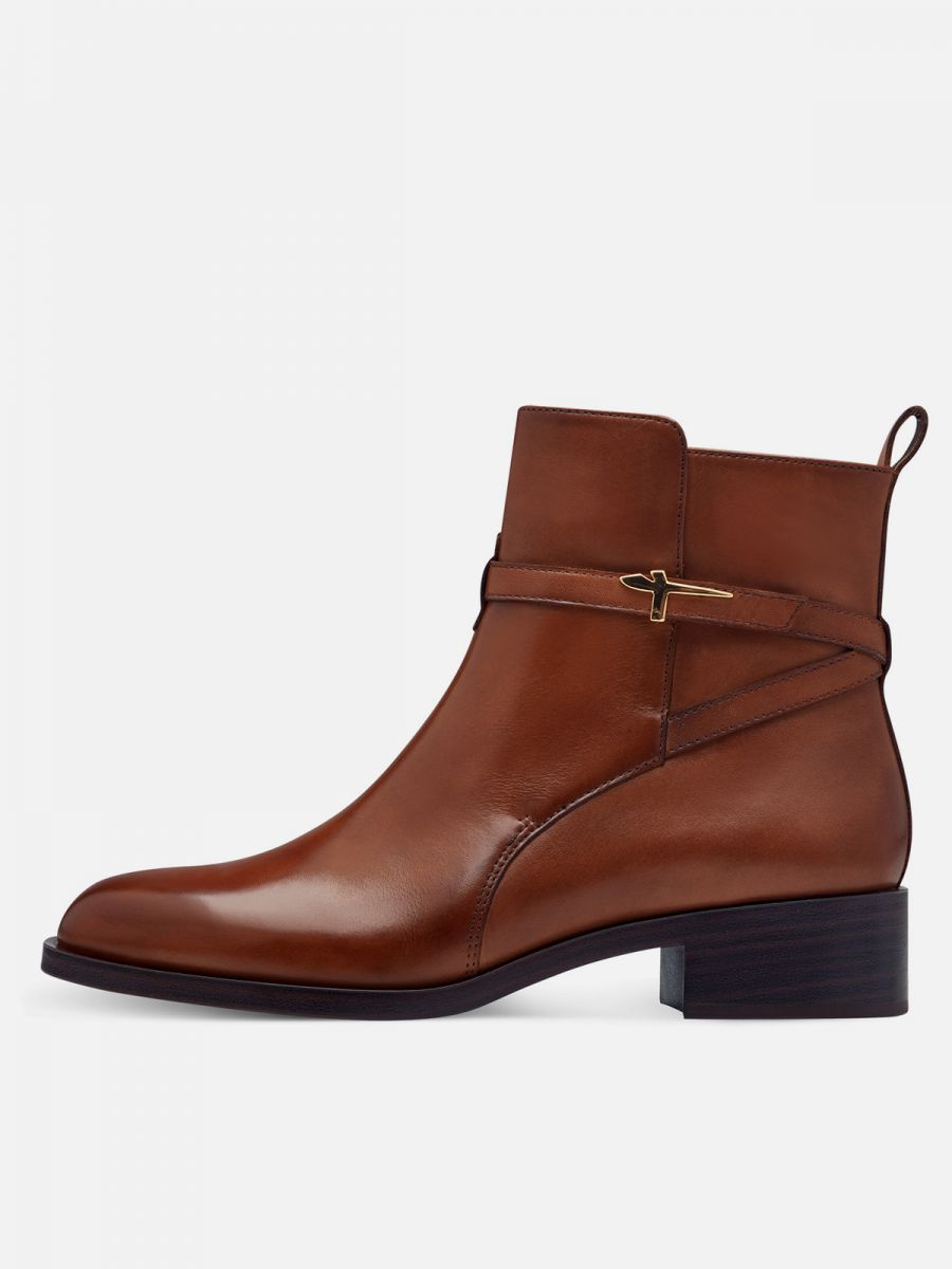 מגפונים אלגנטיים מעור עם עיטור מתכת ממותג. צבע חום קוניאק. תמריס TAMARIS.