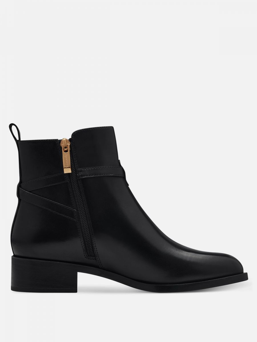 מגפונים אלגנטיים מעור עם עיטור מתכת ממותג. צבע שחור. תמריס TAMARIS.