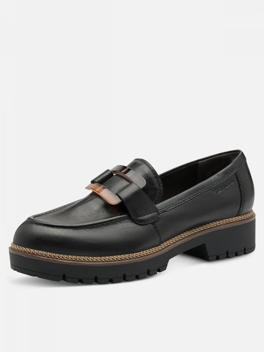 מוקסינים טרקטור עם עיטור אבזם. צבע שחור. תמריס TAMARIS.