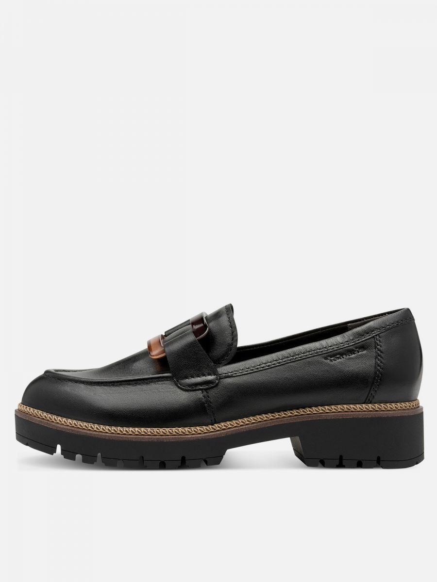 מוקסינים טרקטור עם עיטור אבזם. צבע שחור. תמריס TAMARIS.