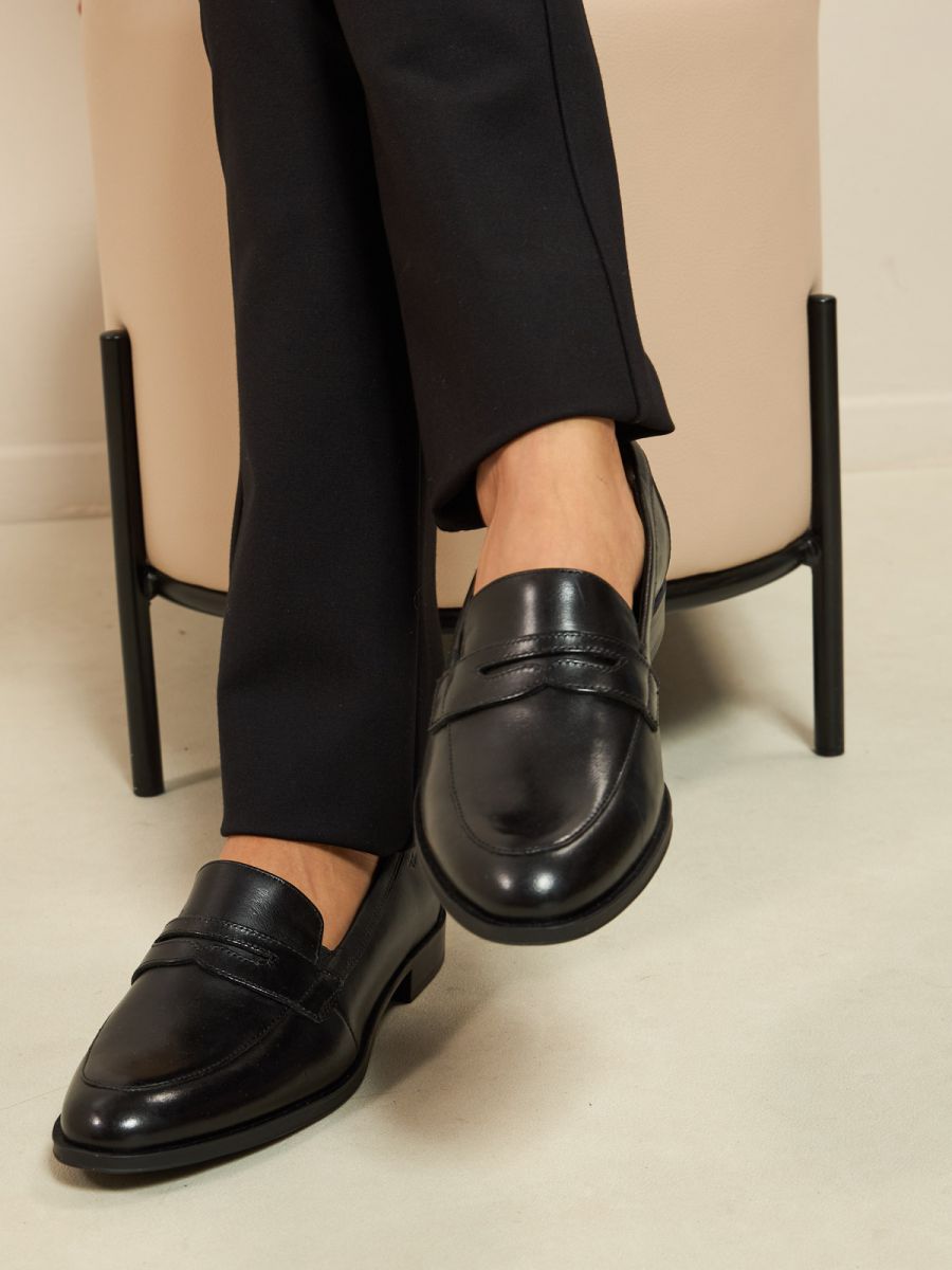 מוקסינים אלגנטיים מעור שחור עם עיטור קלאסי. תמריס TAMARIS.