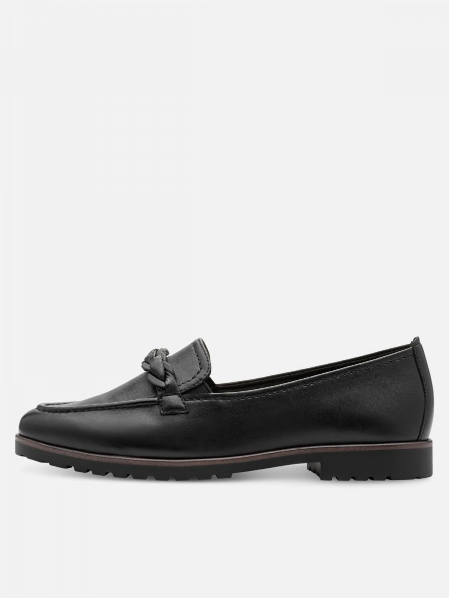 מוקסינים קלאסיים מעור שחור עם עיטור צמה. תמריס TAMARIS.