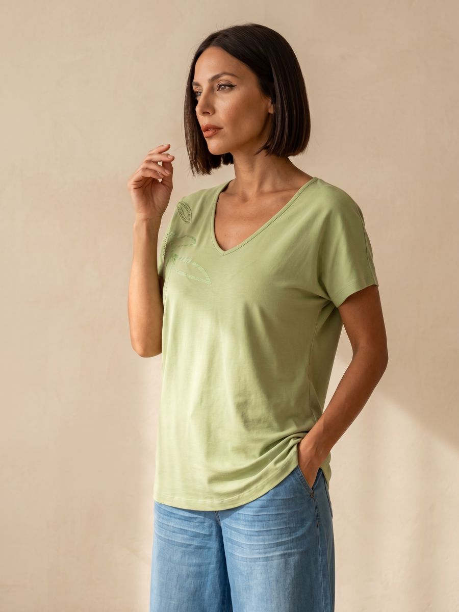 פרומו טישרט עם ריקמת עלה