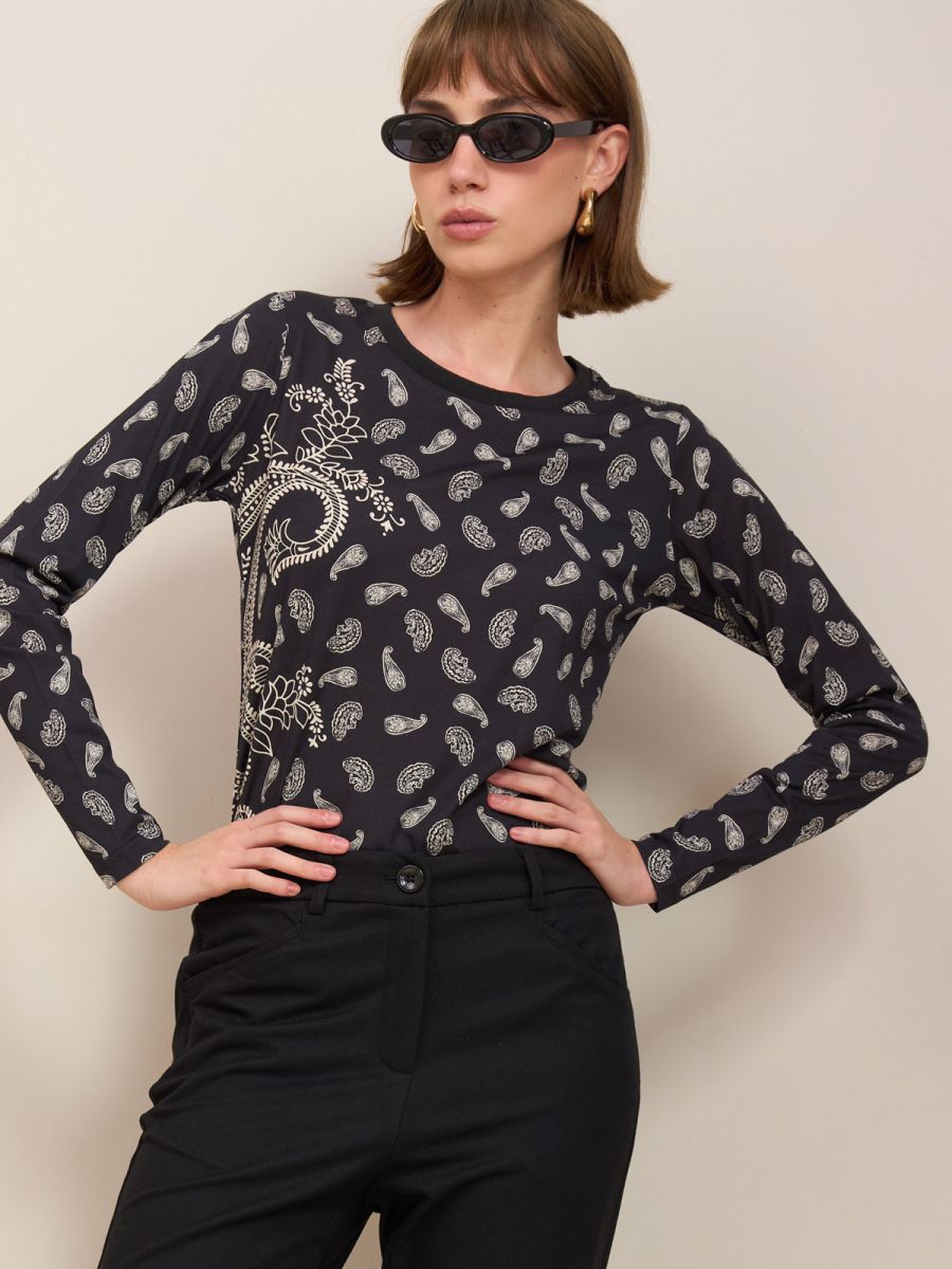 טישרט מודפס פרחים