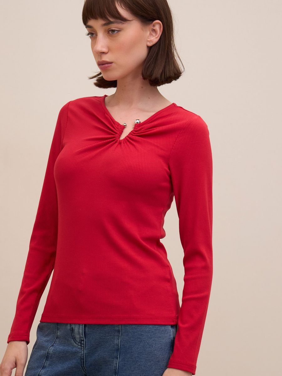 טישרט ריב  בשילוב  אבזם