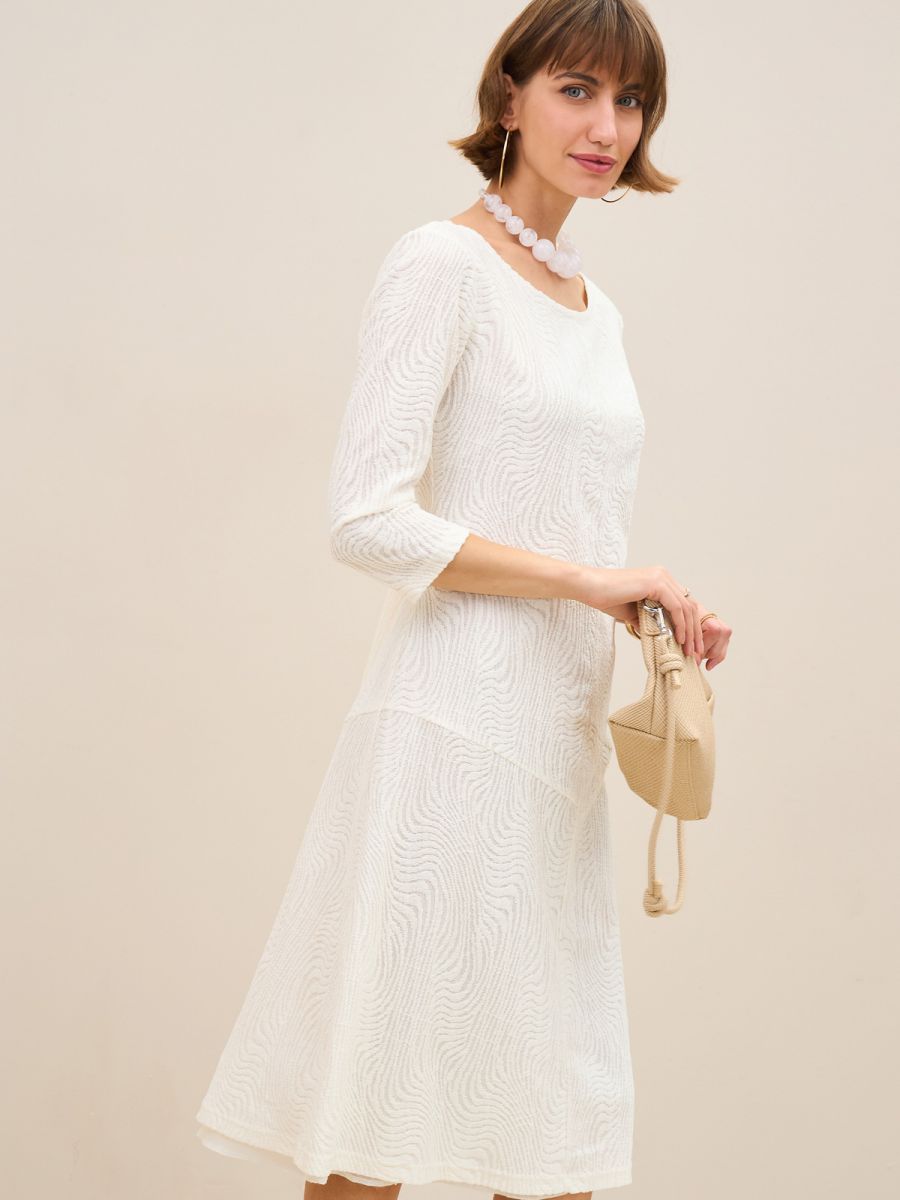 שמלת תחרה מעוצבת