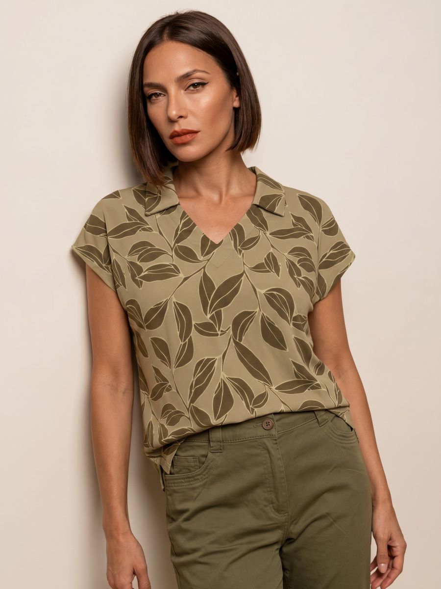 טישרט עם צוורון מודפסת