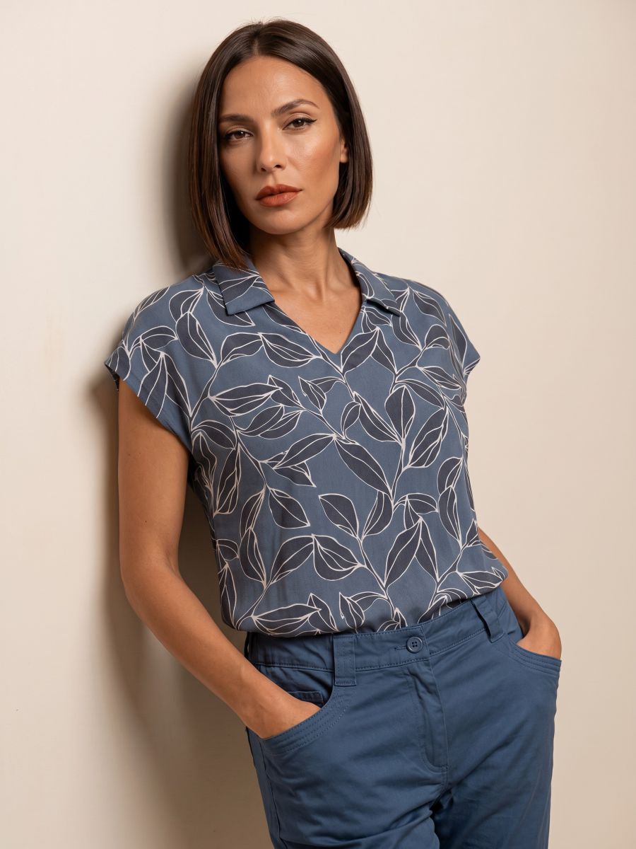 טישרט עם צוורון מודפסת