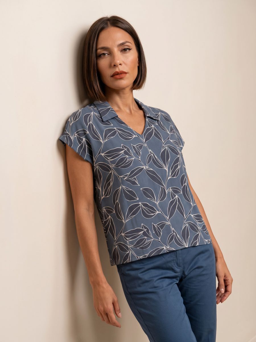 טישרט עם צוורון מודפסת