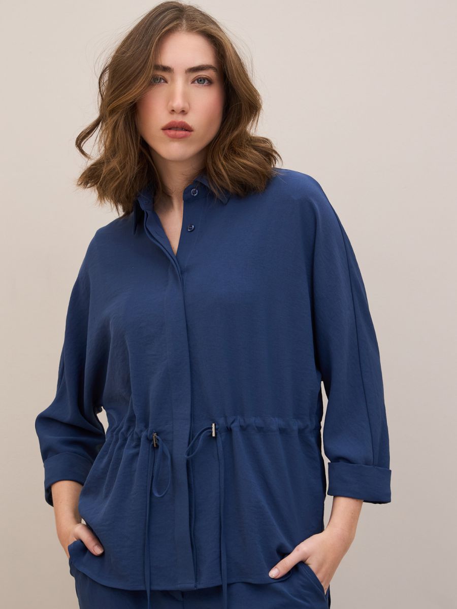 עליונית אוברסייז מכופתרת ושרוך במותן