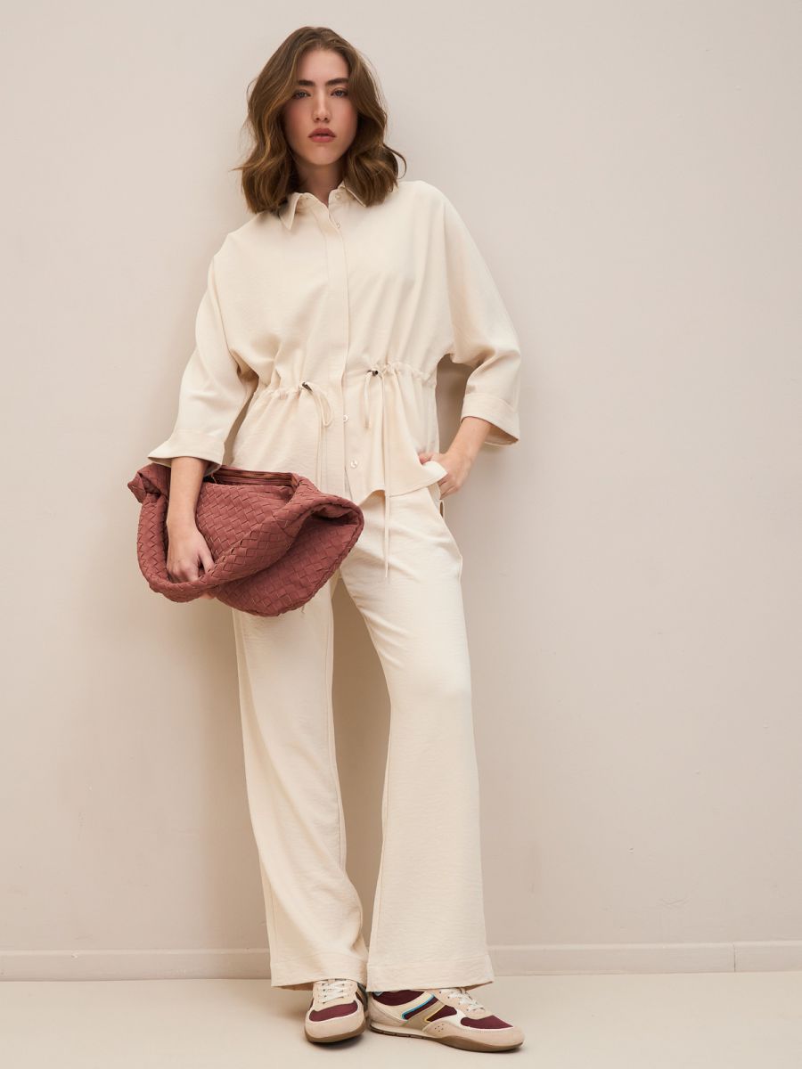 עליונית אוברסייז מכופתרת ושרוך במותן