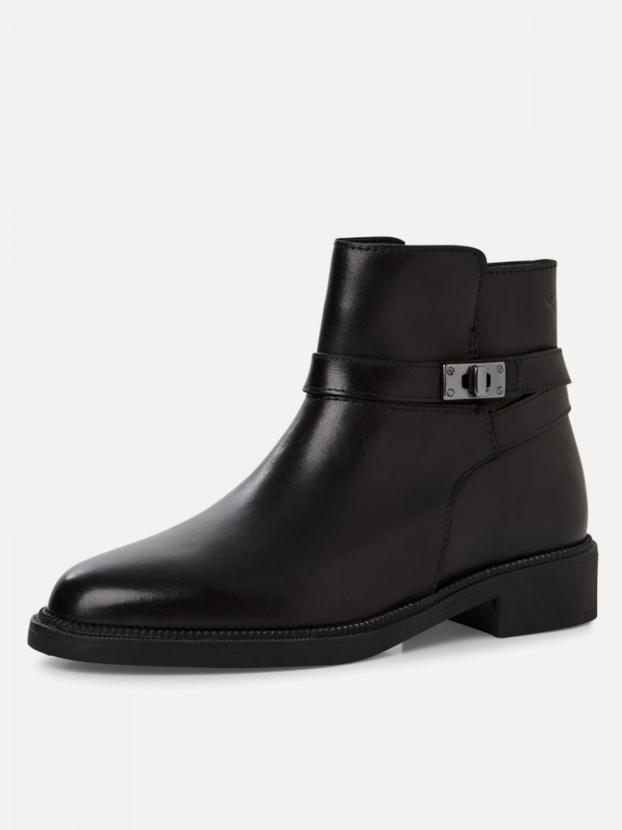 מגפון עור מעוצב עם רצועת עור ועיטור מתכת. רוכסן צד. שחור. תמריס TAMARIS