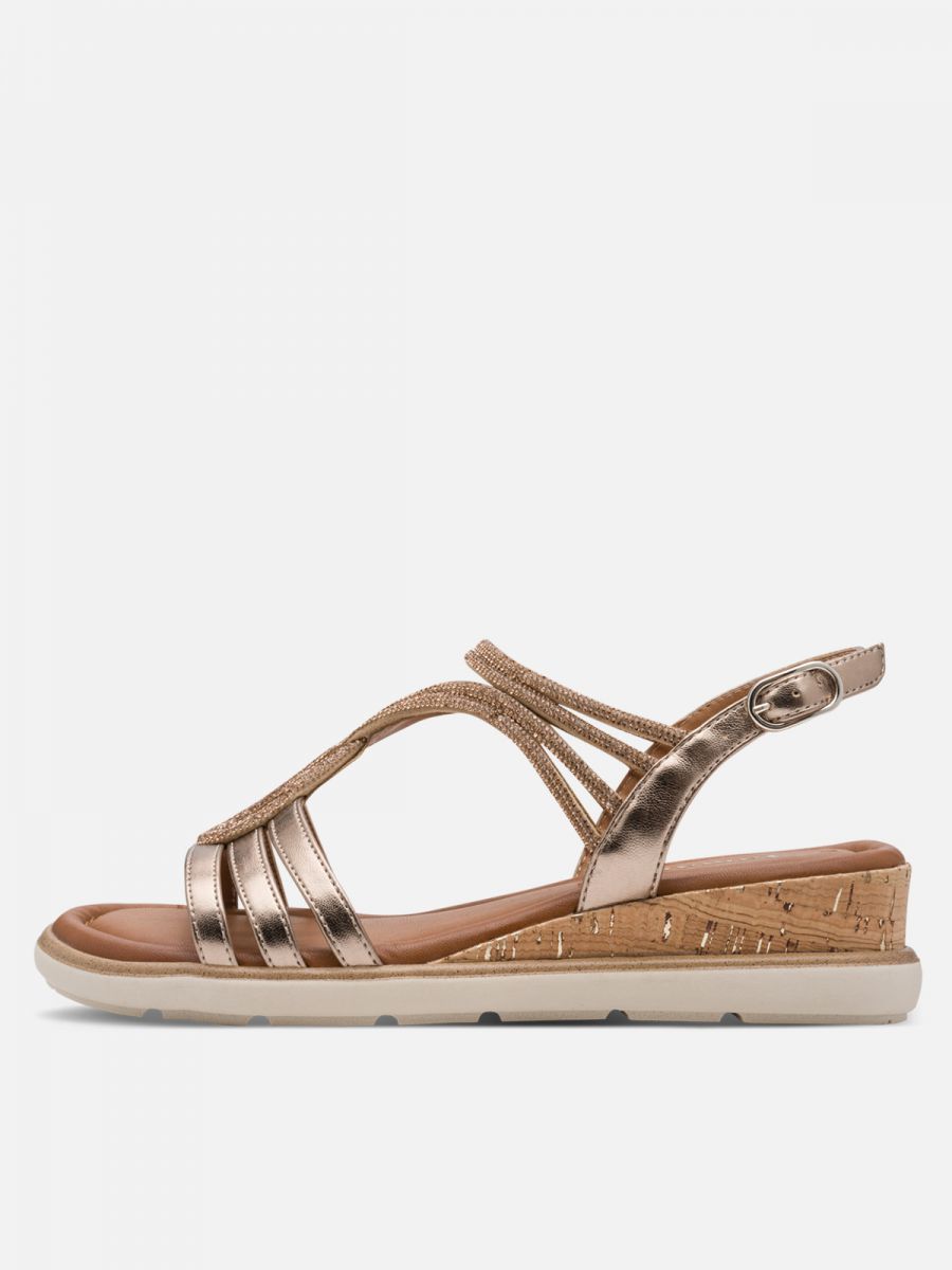 סנדל בעיצוב אלגנטי עדין. צבע ברונזה זוהר. מדרס נוחות. תמריס TAMARIS.