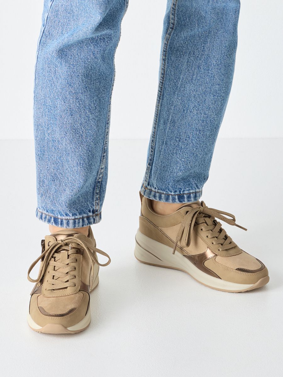 סניקרס צבע אבן בעיטור זהב. עם סוליה מוגבהת ורוכסן צד. תמריס TAMARIS.