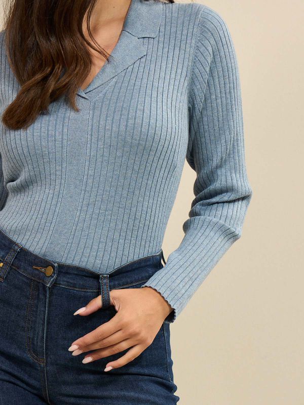 סריג פרומו עם וצוארון