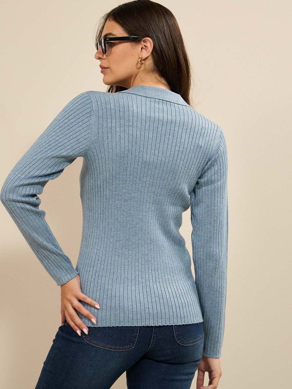 סריג פרומו עם וצוארון