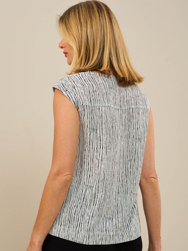 חולצת ”פסים” דקים