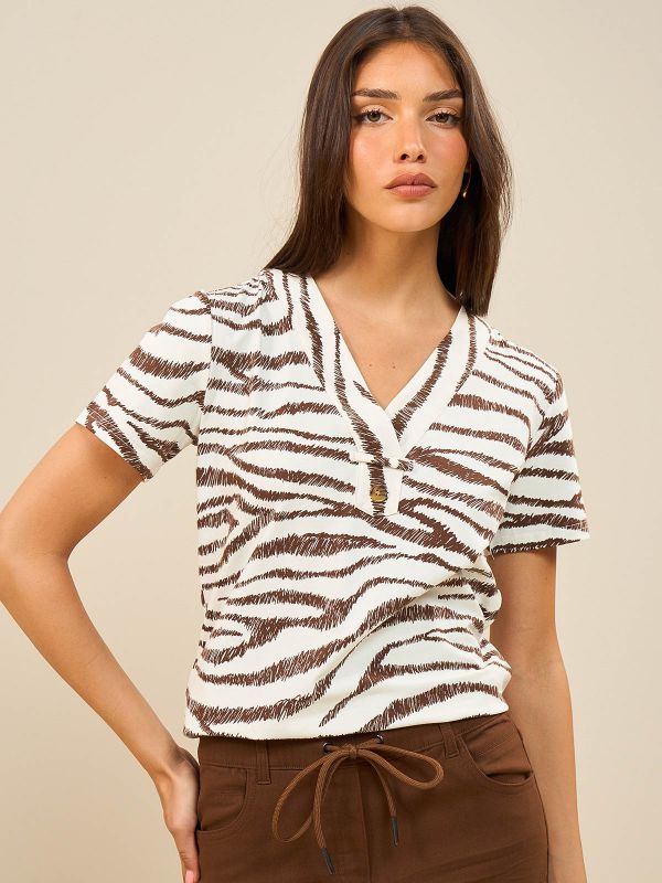 חולצת טי עם כפתור