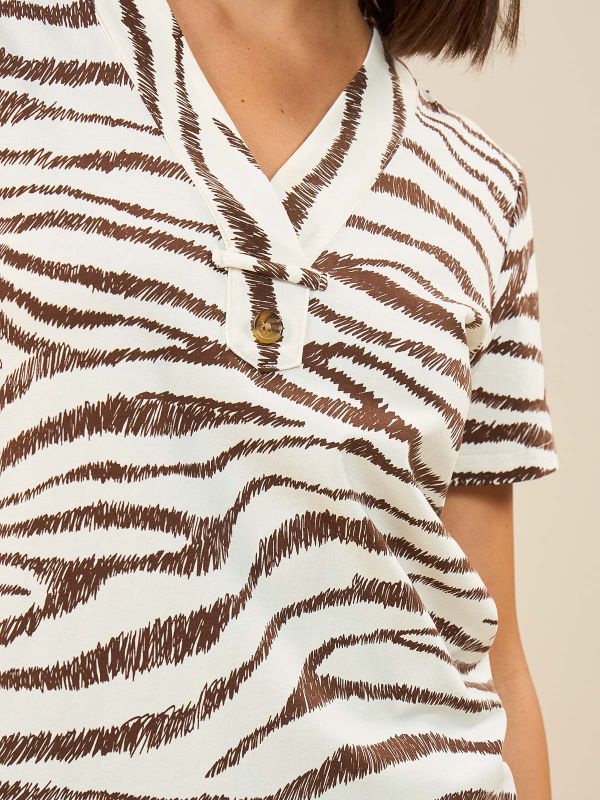 חולצת טי עם כפתור