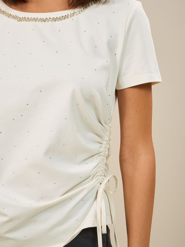 חולצת טי עם שרוך