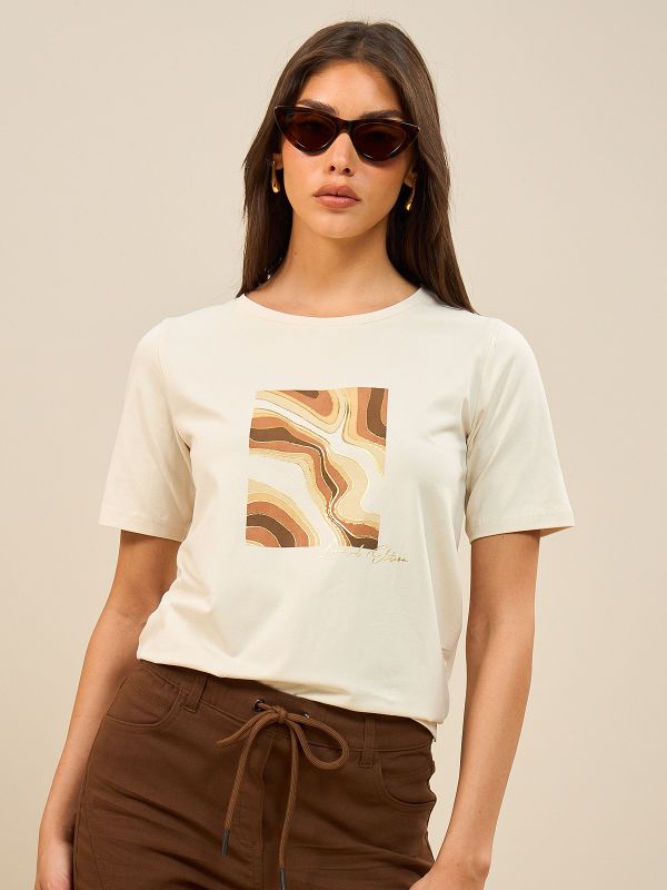 חולצת טי עם דפוס