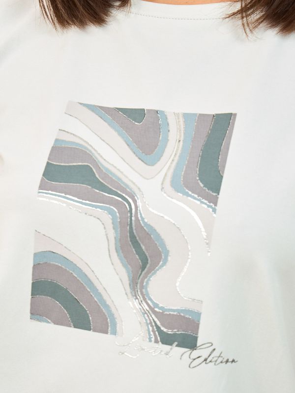 חולצת טי עם דפוס
