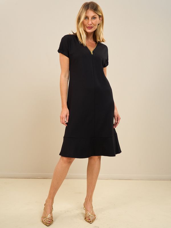 שמלה קצרה עם מחשוף וי