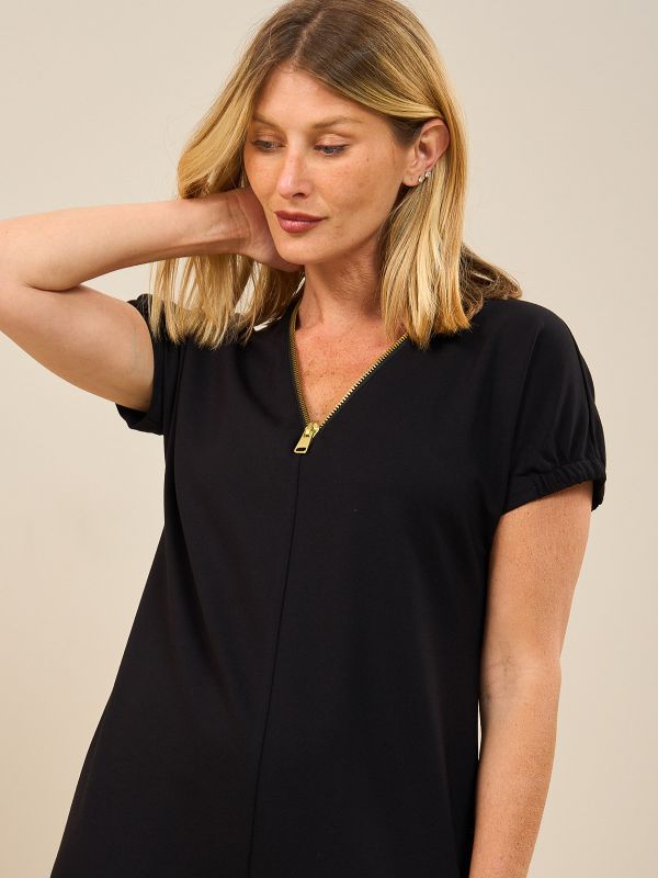 שמלה קצרה עם מחשוף וי