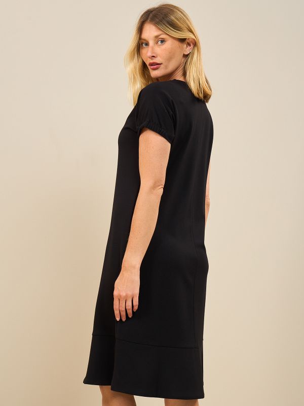 שמלה קצרה עם מחשוף וי