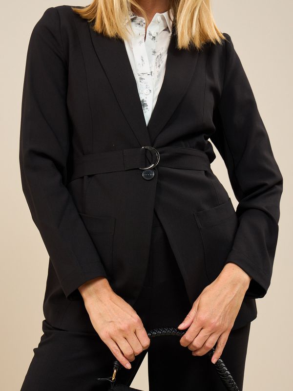 ג’קט צווארון של עם חגורה