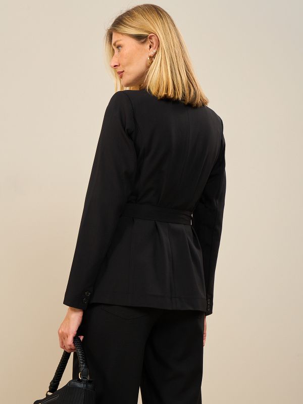 ג’קט צווארון של עם חגורה