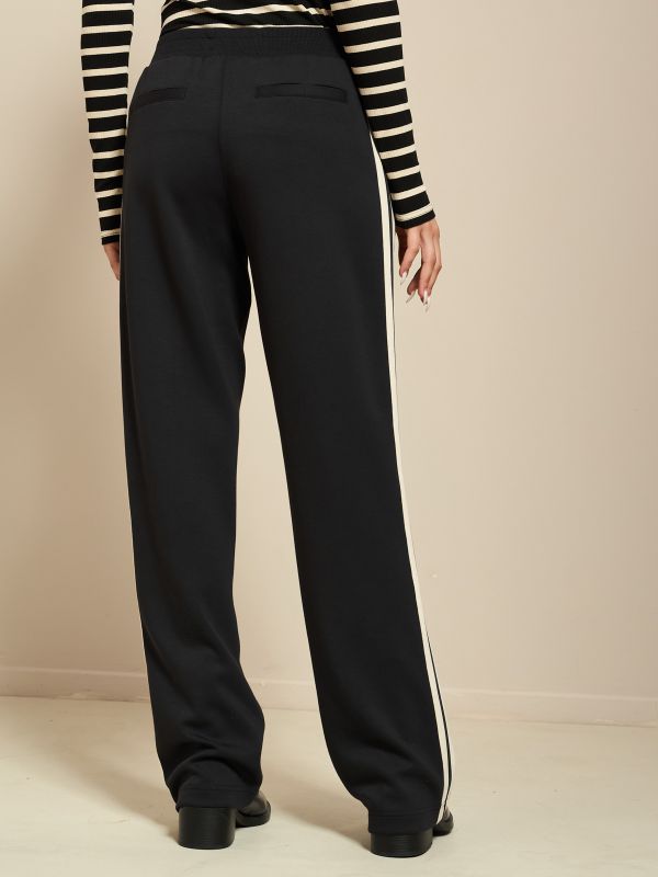 מכנסיים ספורטיבים