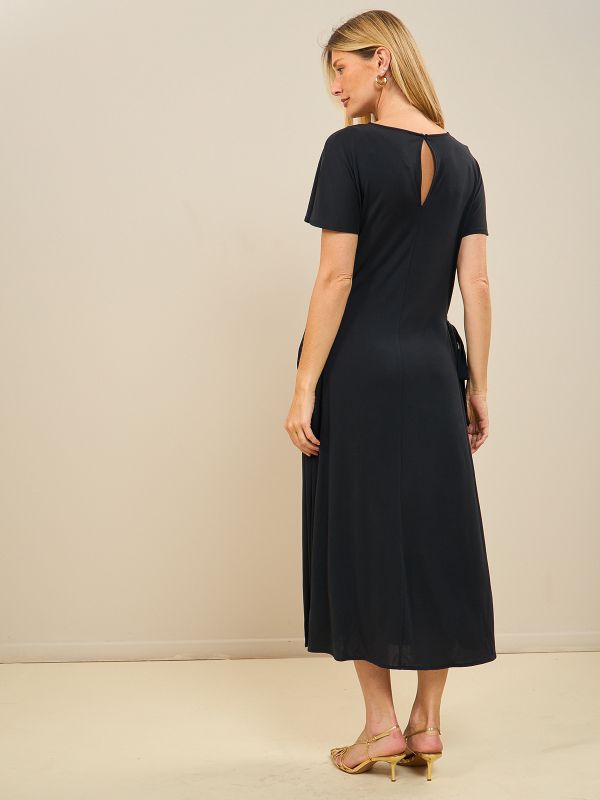 שמלת מתרחבת עם קשירה