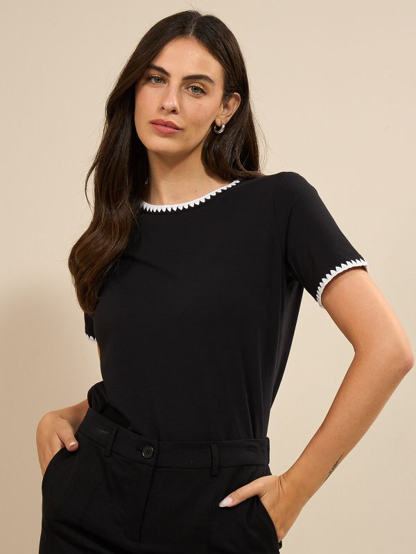 טישרט עם סיומת רקומה