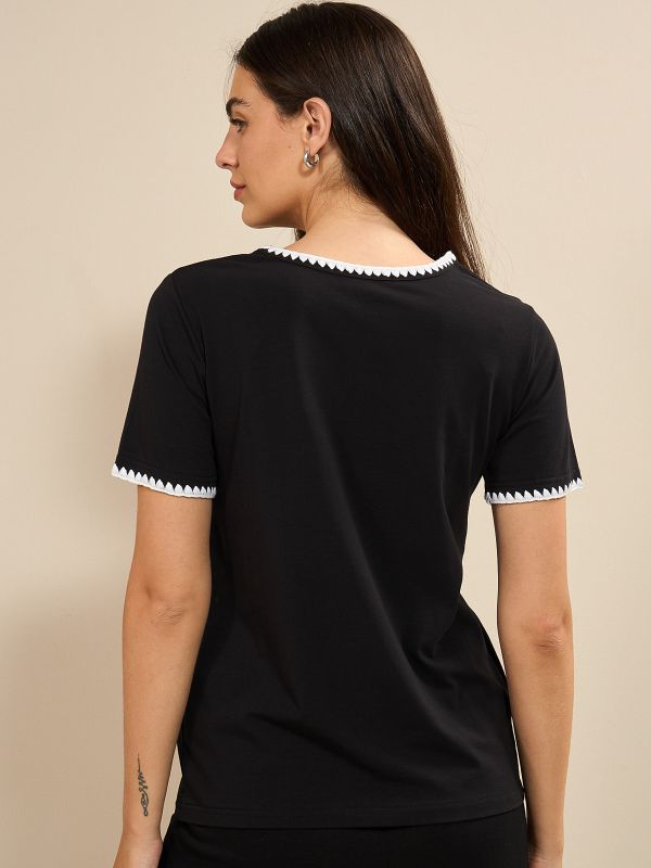 טישרט עם סיומת רקומה