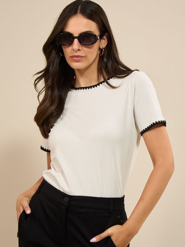 טישרט עם סיומת רקומה