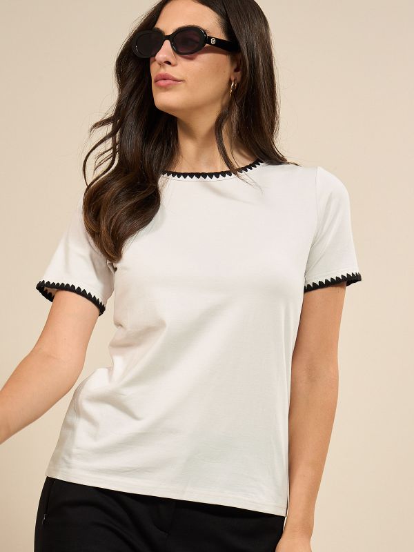 טישרט עם סיומת רקומה