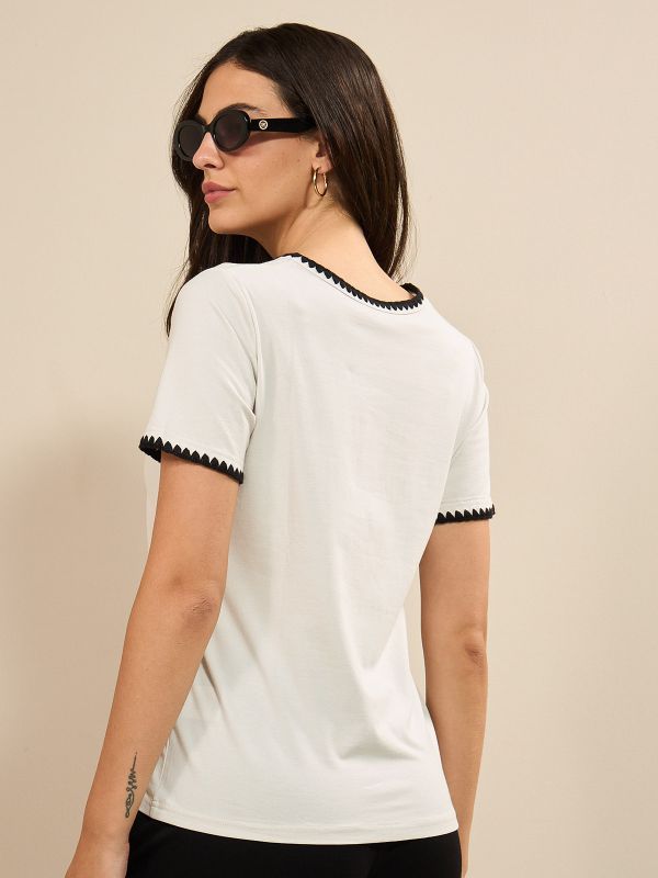 טישרט עם סיומת רקומה