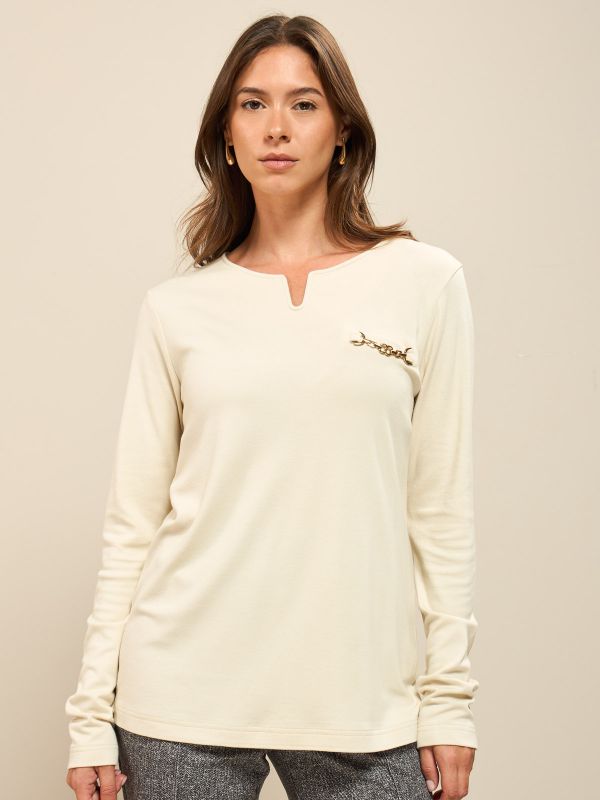 חולצת טי עם אבזם