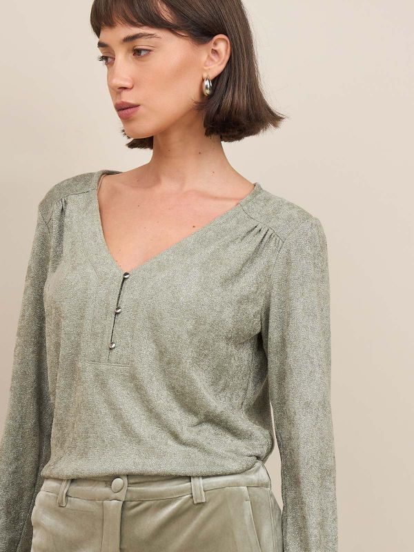 חולצת לורקס מחשוף V