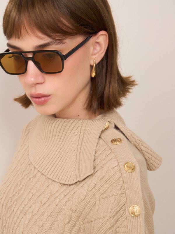 סריג עם צוארון גוף וכפתור